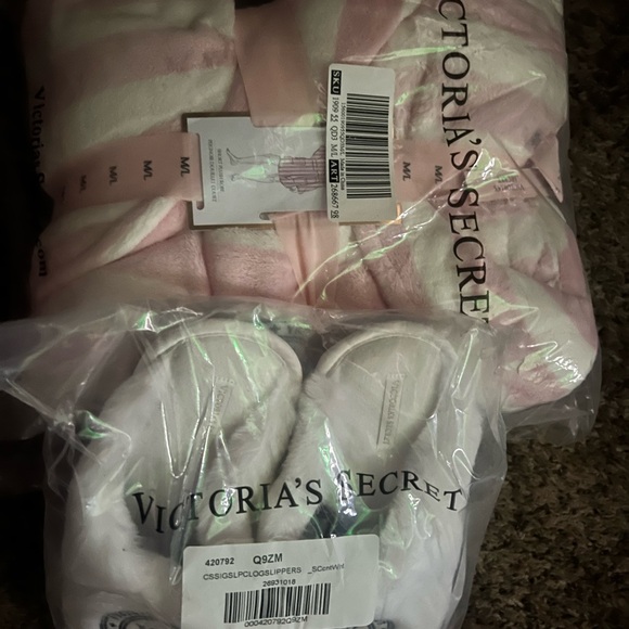 Luxury Victoria’s Secret robe !! - Picture 6 of 6